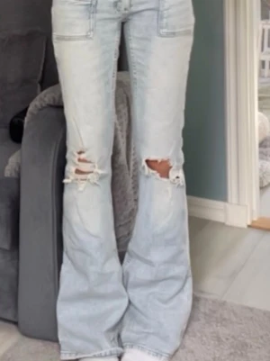 Ljusblå slitna bootcut jeans - Från Gina i storlek xs 14+,använda ett fåtal gången och är i mycket bra skick 