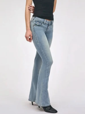 True religon joey - Säljer ett par ljusblå bootcut jeans. Materialet är strechigt. Jeansen är uppsydda och de är lite för korta för mig som är 169 cm. Jensen har skador vid fotleden som syns på bild 2. Ordinarie pris är 1200kr 🥰 Skriv om du har frågor 🤗💞