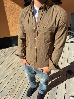 Helt ny skjorta/overshirt från Lyle & Scott - Skit snygg skjorta/Overshirt från Lyle and Scott. Helt ny prislapp finns kvar✅ Nypris 800 | Längd: 68 cm, Axelbredd: 42 cm | Skriv vid frågor eller funderingar!