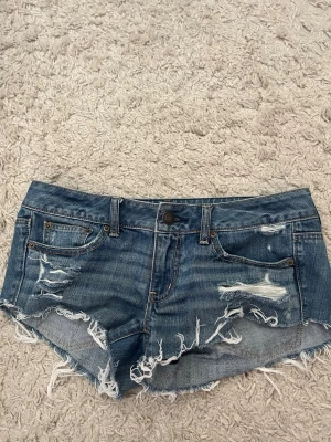Jeansshorts  - Säljer dessa super snygga jeansshorts i blå, de är passar verklgien till allt!!💕 de är lowwaist i strl 6💕 bra skick och super coola