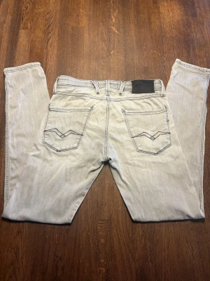 Ljusgråa jeans från Replay - Säljer ett par riktigt feta ljusgråa slimfit jeans från Replay i storlek 29/32. Hör av er om ni har några frågor eller om ni vill ha fler bilder!