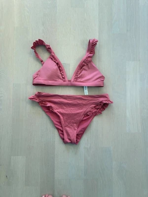 Bikini  - Jättefin bikini från Lindex. Skicket syns på bilderna. Om du har några frågor eller vill ha fler bilder är det bara att fråga💞