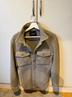 Oscar Jacobson overshirt  - En mycket snygg overshirt ifrån Oscar Jacobson i bra skick. | Inga defekter och perfekt till hösten. | Modellen är 180. | Hör av er vid frågor!🌟
