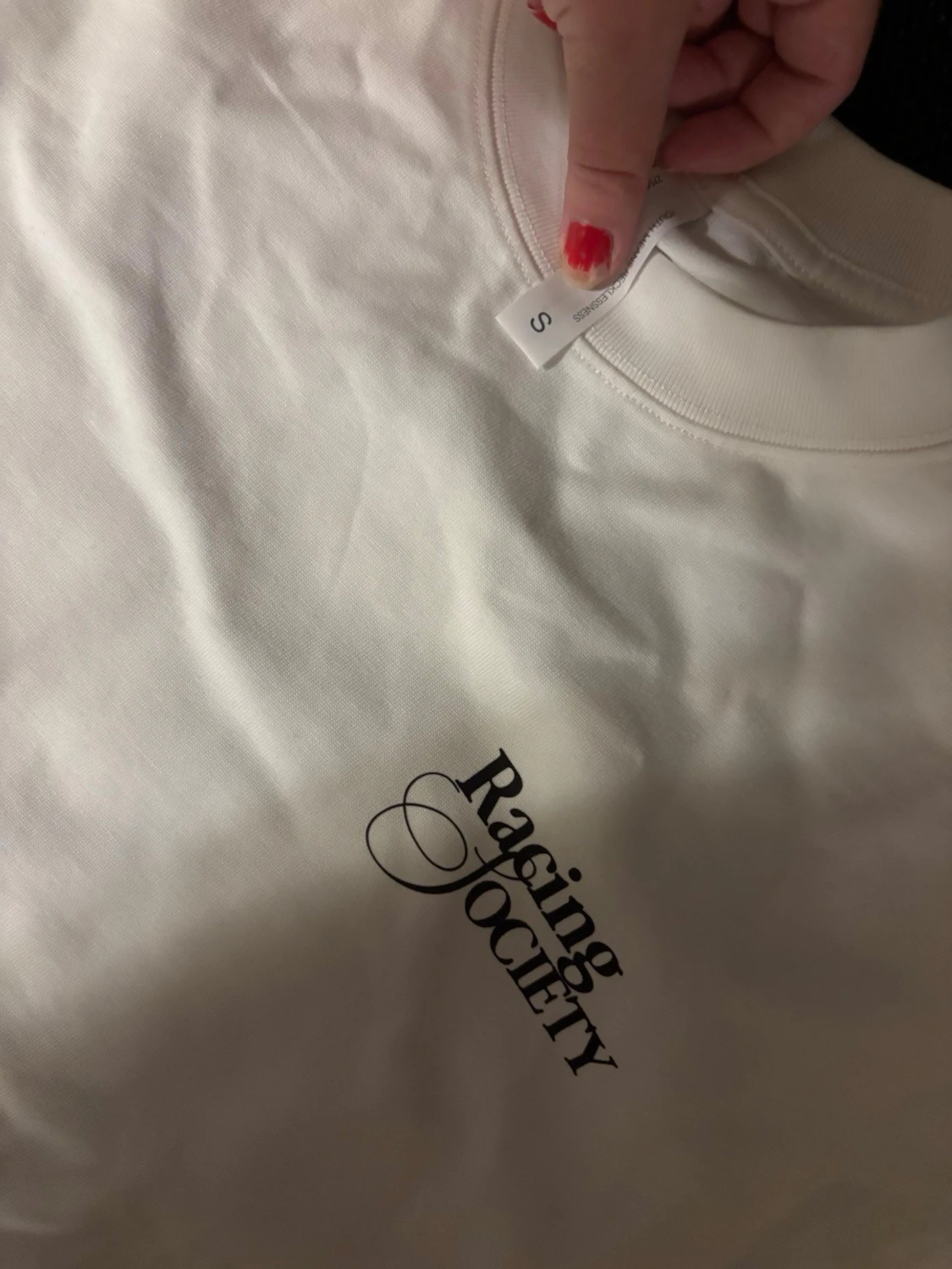 Vit t-shirt med biltryck och text - 3