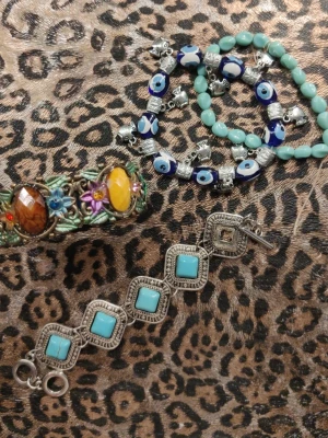 Armband  - Säljer 4 olika armband 20 kr styck för de större och 10kr styck för de små