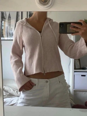 Ljusrosa ribbad zip-up - Säljer en ljusrosa ribbad zip up hoodie från Monki, fint skick 