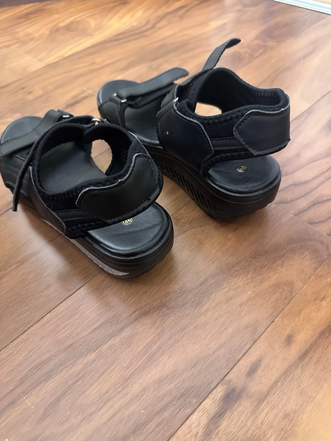 Svarta platåsandaler med kardborre - 2