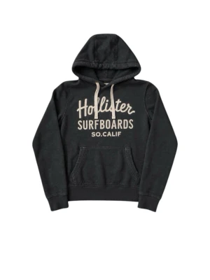Mörkblå Hollister hoodie med tryck - Mysig mörkblå hoodie från Hollister med vit text 'Hollister Surfboards SO. CALIF' på bröstet. Klassisk känguruficka framtill och vita dragsnören i huvan. Perfekt för chill dagar eller när du vill ha en avslappnad stil.