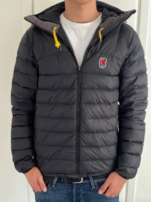 Fjällräven dunjacka - Säljer min fjällräven dunjacka i storlek S. Jackan är i fint skick men har en slitning vid armen som knappt syns och kan lagas enkelt.