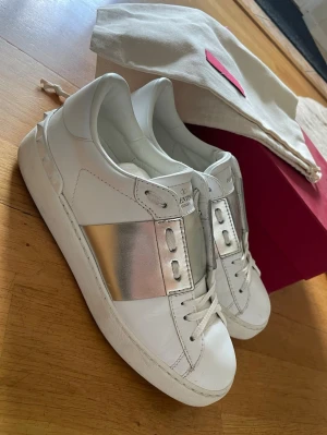 Valentino sneakers  - Säljer mina jättesnygga valentino sneakers då dom inte kommer till användning. Mycket bra skick! 