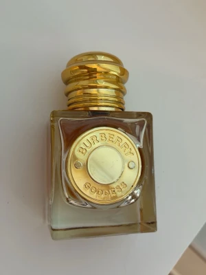 Burberry Goddess parfym guld - säljer en burberry parfym i vanlij, den är använd men de finns mer än hälften kvar typ 75% kvar!!