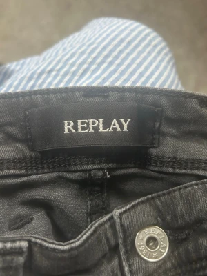 Replay Anbass - Säljer ett par Replay Anbass i super fint skick. Säljer endast eftersom jag har vuxit ur dem. Nypris=1600.