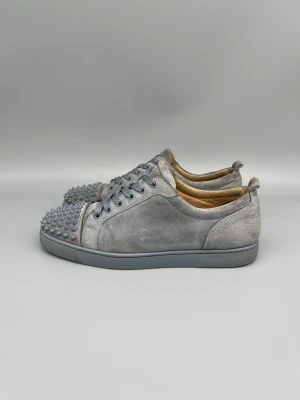 Christian Louboutin Louis Junior Spikes Sneaker Grey | 44 - Gently använda sneakers i grått, storlek 44. Ingen accessoar medföljer.