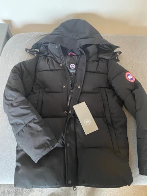 Svart dunjacka från Canada Goose - Pris kan diskuteras vid SNABB affär! Storlek S inga skador.