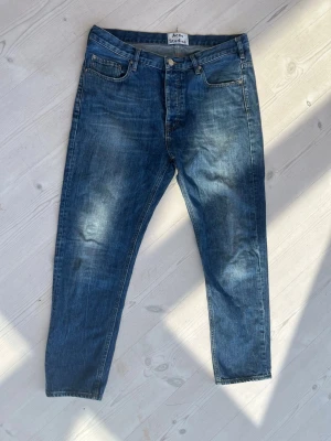 Blå jeans från Acne Studios - Straight fit acne studio jeans in great condition Town vintage Very nice fades and wash New price ca 5000sek W34 L32