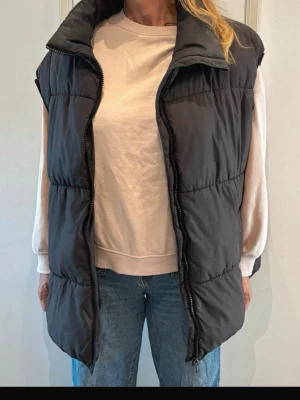 Väst från H&M - Snygg väst från H&M i storlek XL!! Jag är 176 cm för referens