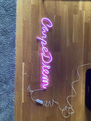 Lila led lampa carpe diem - Lila led lampa som de står carpe diem på, lampan går på el från lager house