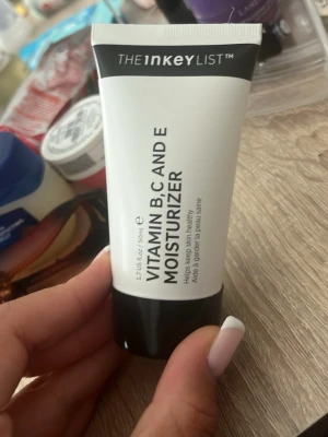 The Inkey List Vitamin B, C och E kräm - Fuktkräm från The Inkey List med vitaminerna B, C och E. Tuben är vit med svart lock och text, och innehåller 50 ml. Perfekt för dig som vill ha en återfuktande och skyddande ansiktskräm i din hudvårdsrutin.