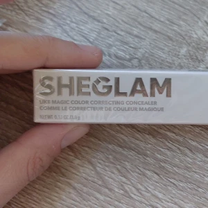 SHEGLAM Like Magic Concealer Peach - SHEGLAM Like Magic Color Correcting Concealer i färgen Peach. Kommer i en stilren, vit förpackning med silvertext. Perfekt för att neutralisera mörka ringar och ojämnheter. Innehåller 3,8 g produkt.