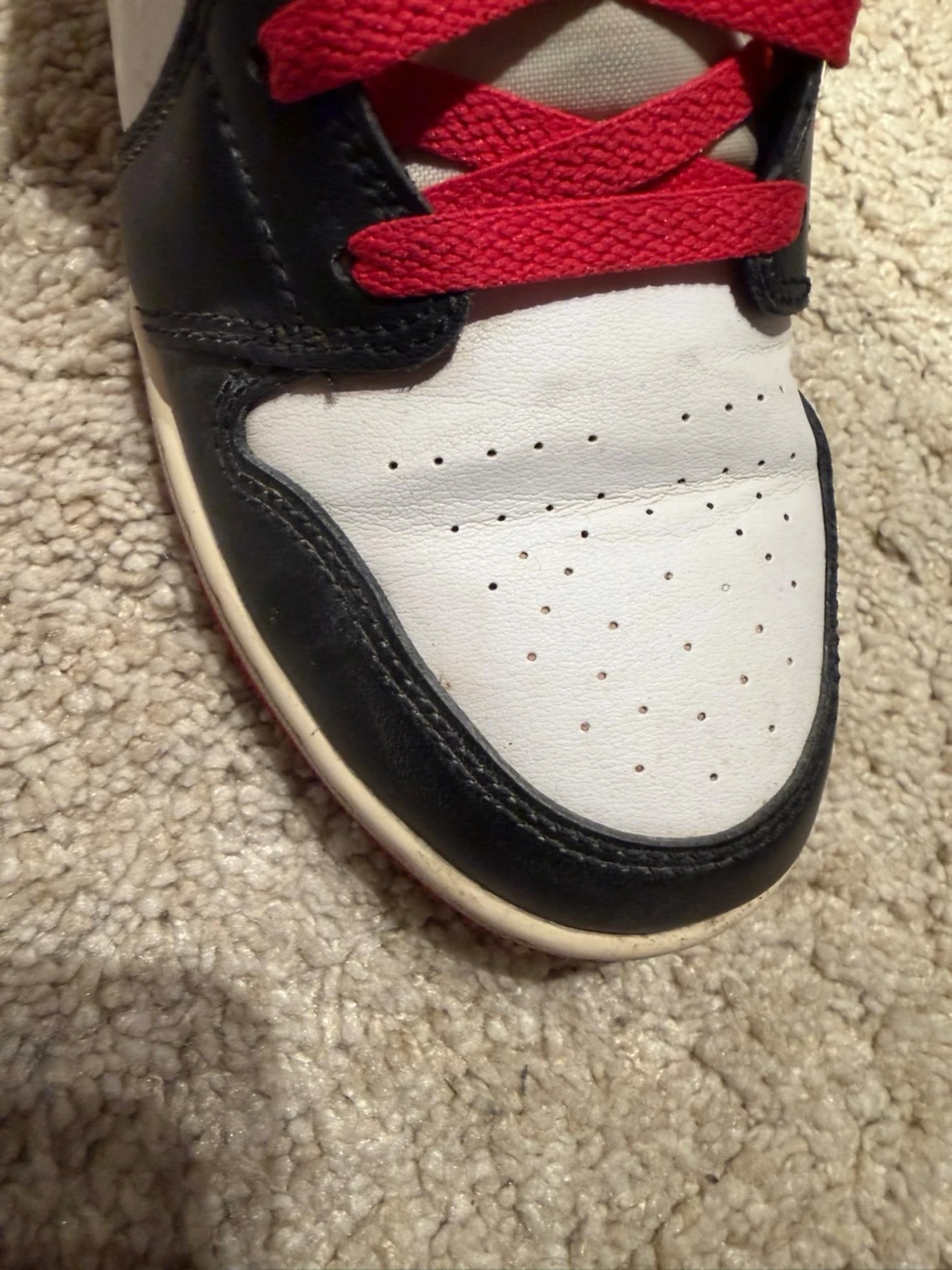 Svart, vit och röd sneaker - 1