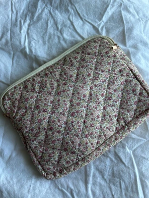 datorfodral  - datorfodral med flera fickor, som är perfekt till skolstarten! (passar en mindre dator) 28x21cm 😇🩷