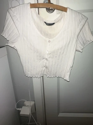 Vit ribbad croppad topp från SHEIN - Den är aldrig använd, den har lite päls på sig men ja kommer att tvätta och rulla dem innan ja skickar iväg, hund o katt finns i hemmet💗