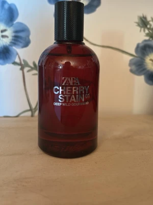 ZARA Cherry Stain 01 edp 100ml - 100ml Zara Cherry Stain parfym för herr men också unisex. Doft av körsbär och oud. Använd fåtal gånger. Säljer för att jag inte använder den. 