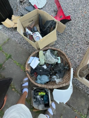 Crossplatta - Säljer ett större parti blandade mopeddelar och tillbehör. Innehåller bland annat instrumentpanel, kåpor i plast, diverse verktyg, flaskor, kablar och mindre reservdelar. Perfekt för dig som gillar att meka eller behöver reservdelar till moppe.