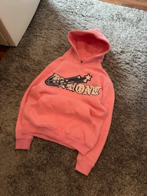 Demont Hoodie  - Yo säljer denna resa demont hoodie som är använd en handfull gånger dvs den är nästintill helt ny och fortfarande super mjuk på insidan.   Tröjan är i stolt XS men sitter som en S.  Är öppen för förhandling!
