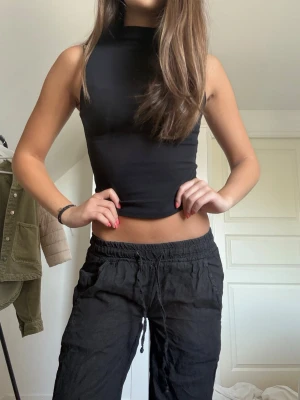 Svarta linnebyxor från Chelsea  - Säljer ett par svarta linnebyxor med avslappnad passform och elastisk midja. Byxorna har raka ben och sidofickor, perfekta för en chill och stilren look. Materialet är lätt och luftigt linne som passar till många outfits. Har gjort byxorna lågmidjade men den ”gamla” midjelängden är kvar ifall man vill ha högre midja. 