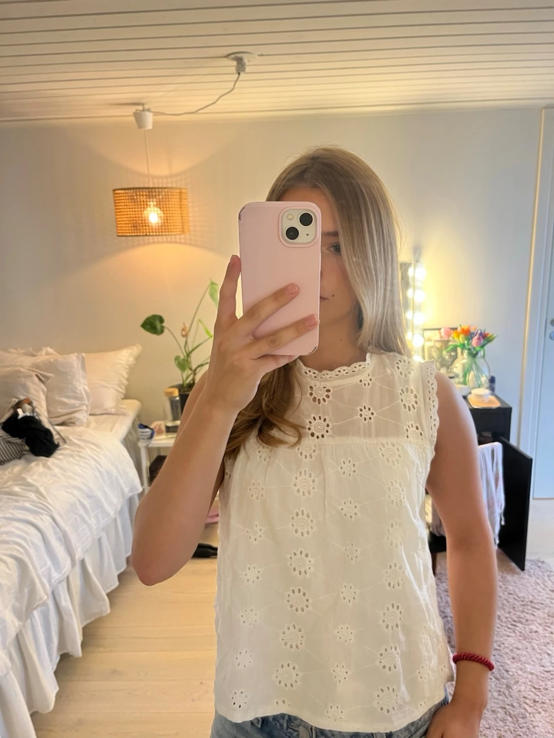 Vit ärmlös broderad topp