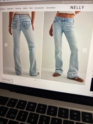 Ljusblå flare jeans True Religion - Säljer mina true religion jeans då dom har blivit förstora för mig, använda typ 3 gånger och är basically ny skick, men har ett litet hål längst ner vid hälen för dom va även lite långa för mig, men annars så är dom feta ellerhur, köp dom snälla jag behöver pengar