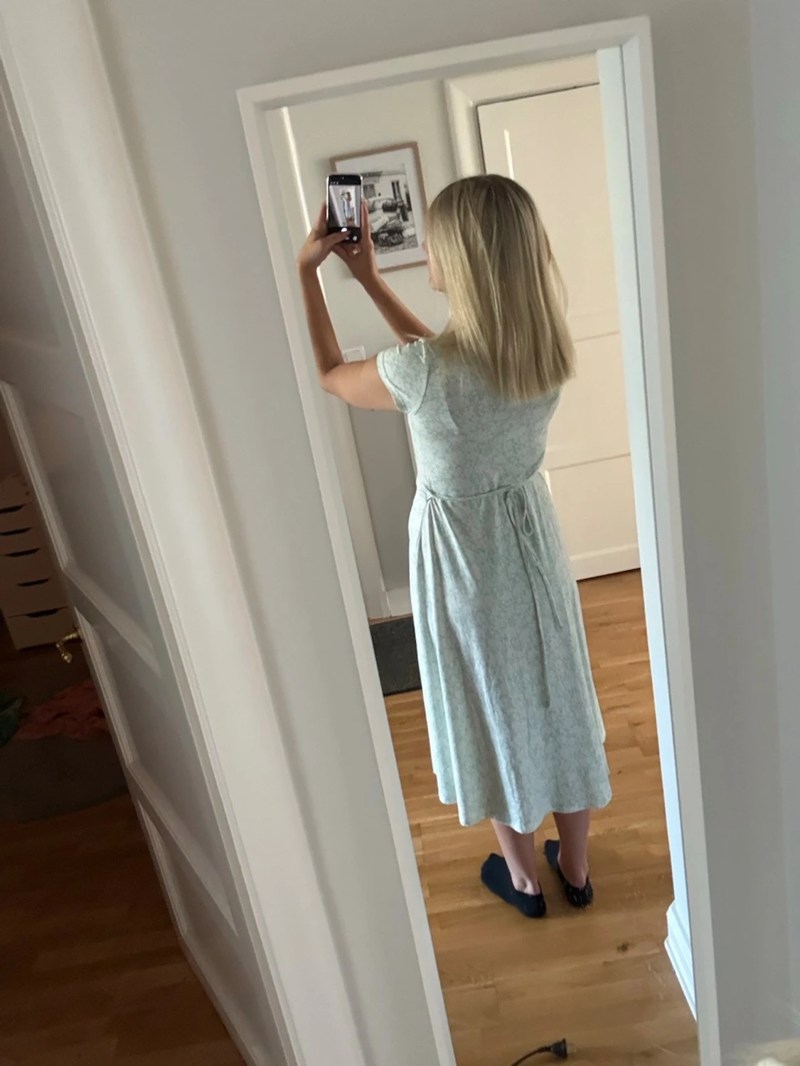 Ljusgrön omlottklänning med blommor - 1