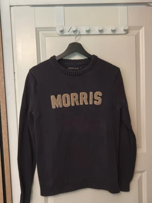 Stickad morris tröja - Säljer en stickad marinblå morriströja i storlek S men passar även mig som har M. Den är som ny trots att den är använd lite. Nypris ligger runt 1500kr tror jag. Tveka inte att skriva vid minsta lilla fråga🙌🙌