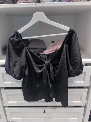 Blus  - Blus från sister point passar mer s/m än l. Fin blus säljer för att den inte andvänds längre.