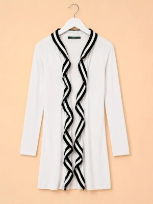 Lauren Ralph Lauren kofta med volangkanter Preppy Y2K - Snygg vit lång kofta med långa ärmar och dekorativa volangkanter i svart längs hela öppningen och runt kragen. Koftan har en öppen design utan knappar och är tillverkad i ett mjukt, tunt stickat material. Perfekt för lager på lager och ger en chic touch till din outfit.
