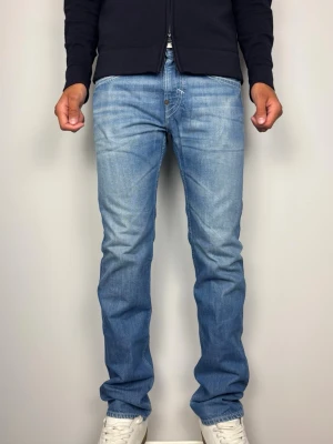 Levi’s 504 Straight Jeans W31 L34  - Stilrena ljusa Levi’s 504 med perfekt unik ljusblå tvätt. Färg: Ljusblå tvätt Passform: Straight (504 Straight) Storlek: W31 L34 Skick: Gott skick (B Grade) Mått [platt] (±1 cm): A: 42 cm B: 108 cm C: 27 cm D: 19 cm Passar bra på mig i bilden som är 189 cm lång, men förlita er inte blint på de utan kolla även måtten ovan. Tveka inte att höra av dig vid frågor eller funderingar. Skickas snabbt!