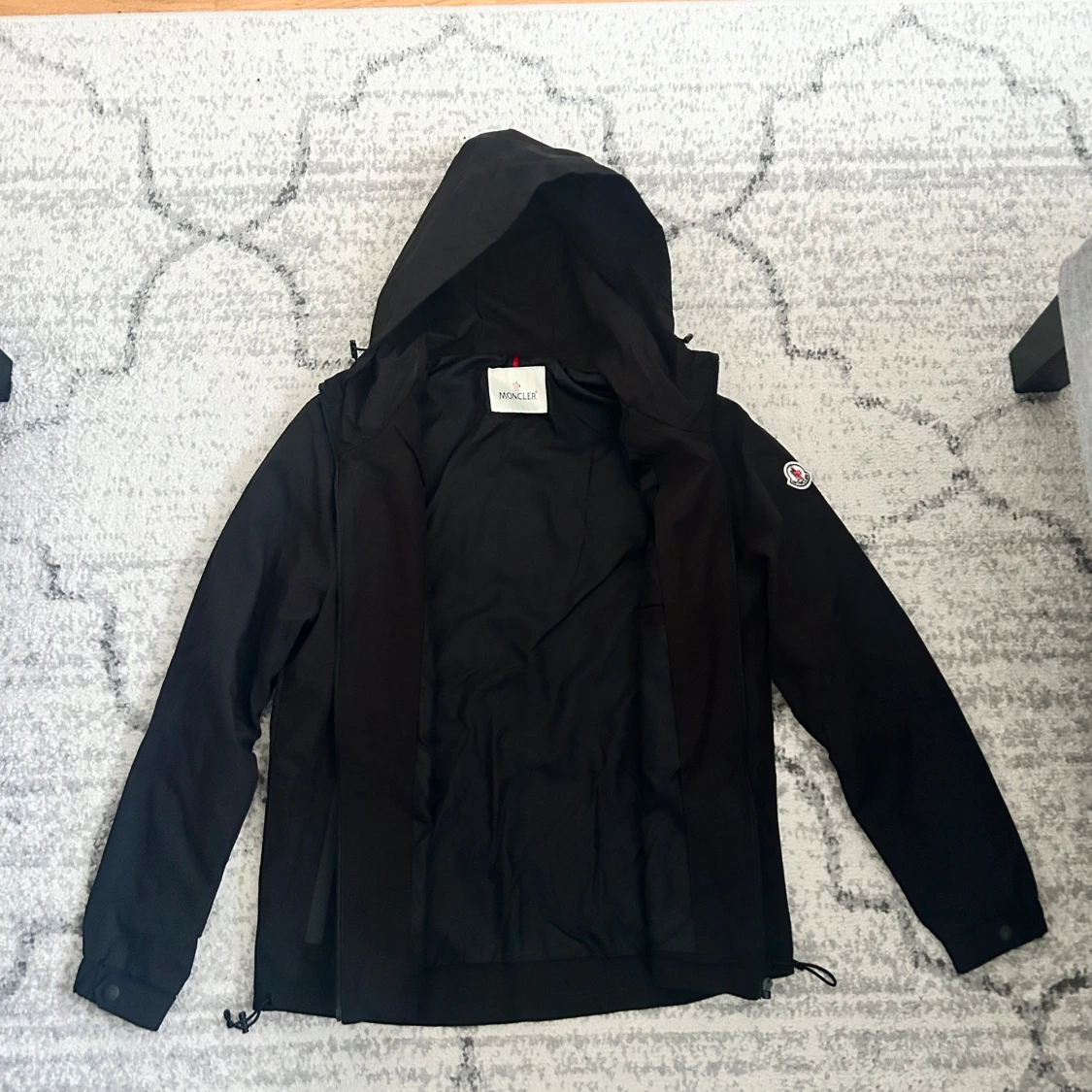 Svart vindjacka från Moncler med huva - 1