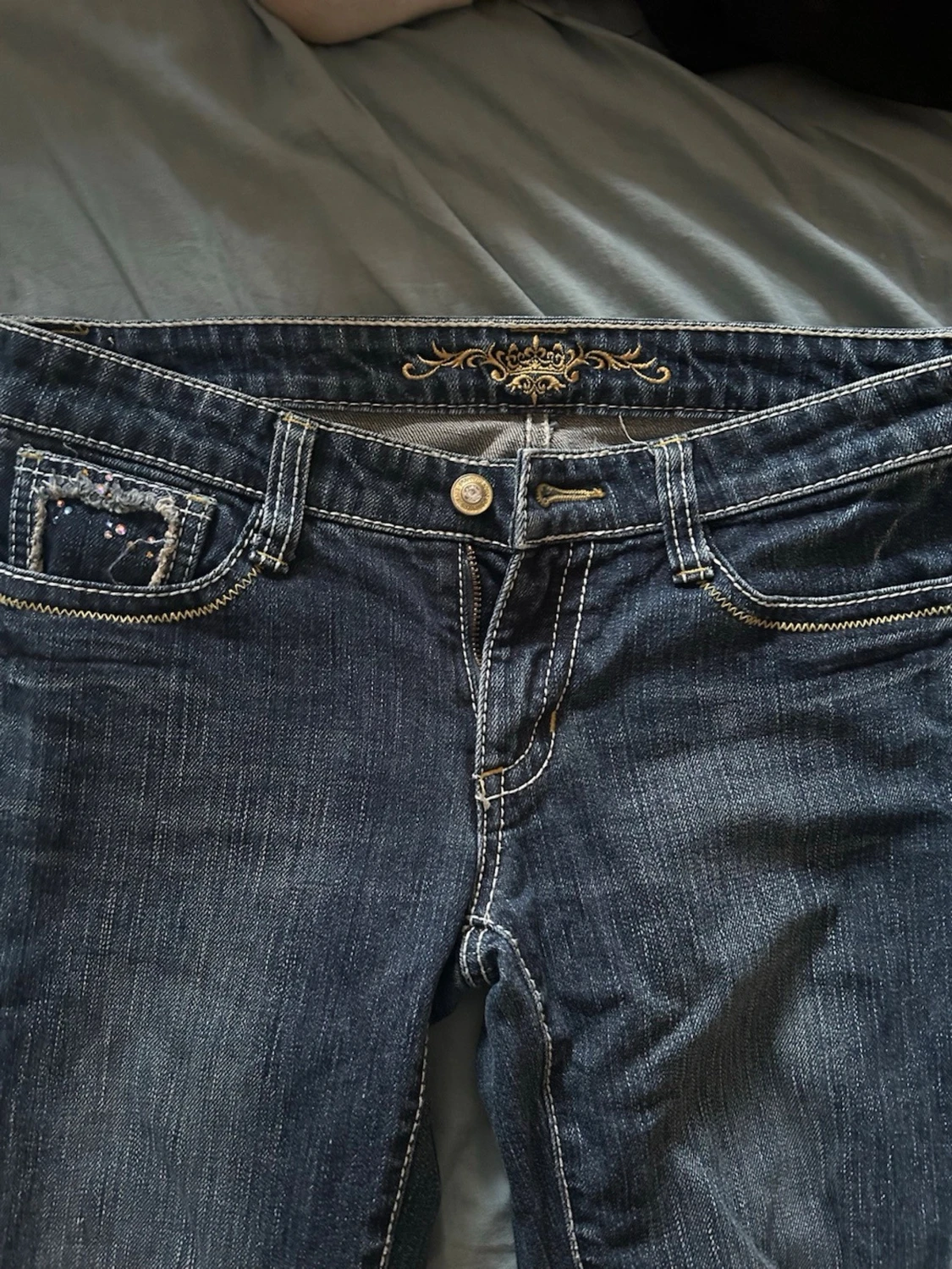 Mörkblå jeans med dekorerad ficka - 1
