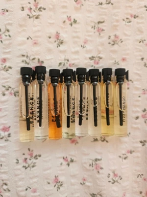 8st miniparfymer essnce - Säljer 8 nya/oanvända miniparfymer från essnce. Nypris 360 kr (45 kr st). Dofter: Warm n spicy, orange blossom, woody sandal, skyfall mystery, milky flower, rose rose, fizzy mango, coco 'bout you