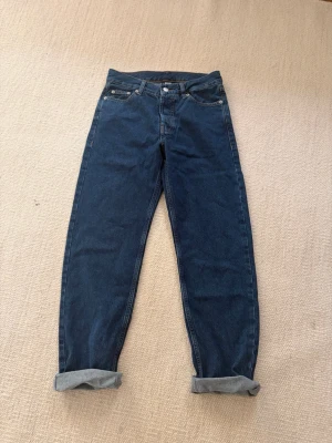 Sweet Skateboarding jeans stl 26 - Säljer ett par blå jeans i 100% bomull med lös passform. Jeansen har fem fickor, knappgylf. Aldrig använda. Minsta storleken de har. Passar en 11-13 åring. Obs! Inte  storlek 32 men kunde inte välja mindre.