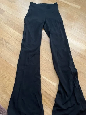 Svarta bootcut leggings Gina Tricot - Säljer ett par svarta leggings från Gina Tricot i storlek S. De har bootcut-modell med utsvängda ben och hög midja. Materialet är mjukt och stretchigt, perfekt för en trendig och bekväm look. De är såna vik byxor