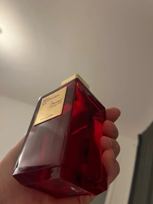Maison Francis Kurkdjian Baccarat Rouge 540 200 ML - Lyxig parfym från Maison Francis Kurkdjian, Baccarat Rouge 540. Flaskan är djup röd med gulddetaljer och har en elegant, fyrkantig form. Kommer i matchande röd förpackning med guldfärgad text. En ikonisk doft som sticker ut i mängden. Nästan som ny! Har sprejat 5 gånger
