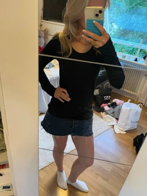 Svart långärmad basic tröja - En enkel svart långärmad tröja med rund halsringning. Perfekt att matcha med jeans eller kjol för en clean och stilren look. Tillverkad i mjukt och stretchigt material som sitter skönt på kroppen.