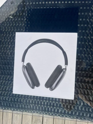 Svarta AirPods Max - Säljer ett par stilrena svarta over-ear hörlurar med mjuka öronkuddar och justerbart huvudband. Hörlurarna har en modern design med metallinslag och bekväma material som passar perfekt för musik, gaming eller film. Priset är lågt eftersom jag inte har något kvitto eller något sånt som intygar på att dem är äkta! 