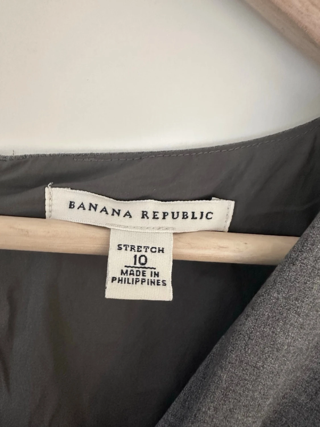 Banana Republic- Grå klänning med v-ringning i ull - storlek L - 2