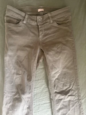 Gröna jeans med vit söm - Gröna jeans mee vit dekorativ söm på bakfickan. Andvänt typ 3 gånger 