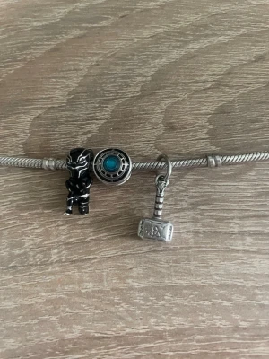 Pandora armband med berlocker - Silvrit Pandora armband med berlocker i marvel tema. Säljer dom då som inte passar min still längre. Allt kan köpas separat💕priset är för hela.                              -Thors hammare och arkreaktor🥰