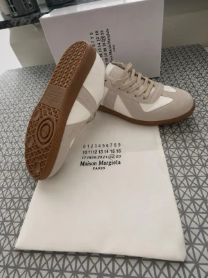 Maison Margiela vita och beige sneakers - Helt sprillans nya masion marginella gats. INGET FAST PRIS!! Skicka prisförslag så kan vi förhandla. Minsta lilla fråga så är det bara att skriva 