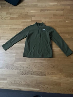 Olivgrön fleece från The North Face - Olivgrön fleece med halv dragkedja. Äkta! 